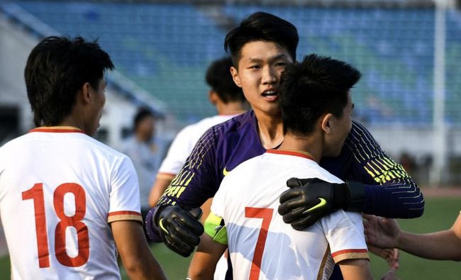 太阳报：麦克托米奈领意甲最佳球员奖，被女友透视着装抢风头（太阳报：麦克托米奈加冕意甲最佳球员，女友透视造型抢镜）