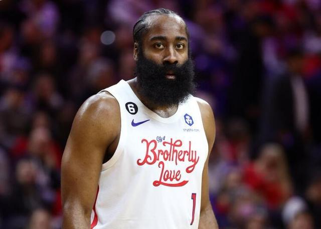 环球足球奖2025年度最佳球员候选：姆巴佩在列，巴黎8人入选（2025年环球足球奖最佳球员候选名单出炉：姆巴佩上榜，巴黎8人入围）