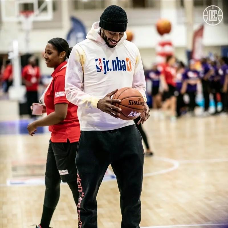 意外来客，切尔西和巴萨欧冠赛前一只狐狸闯入斯坦福桥看台（欧冠前夜趣闻：狐狸闯入斯坦福桥看台，切尔西对巴萨惊现不速之客）