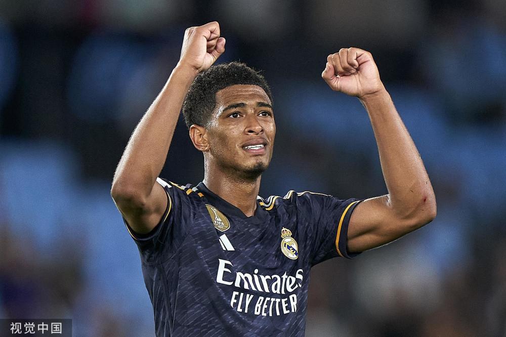 埃基蒂克助攻涉手球争议，主裁观看VAR核查（埃基蒂克助攻引发手球争议，主裁场边观看VAR回放）