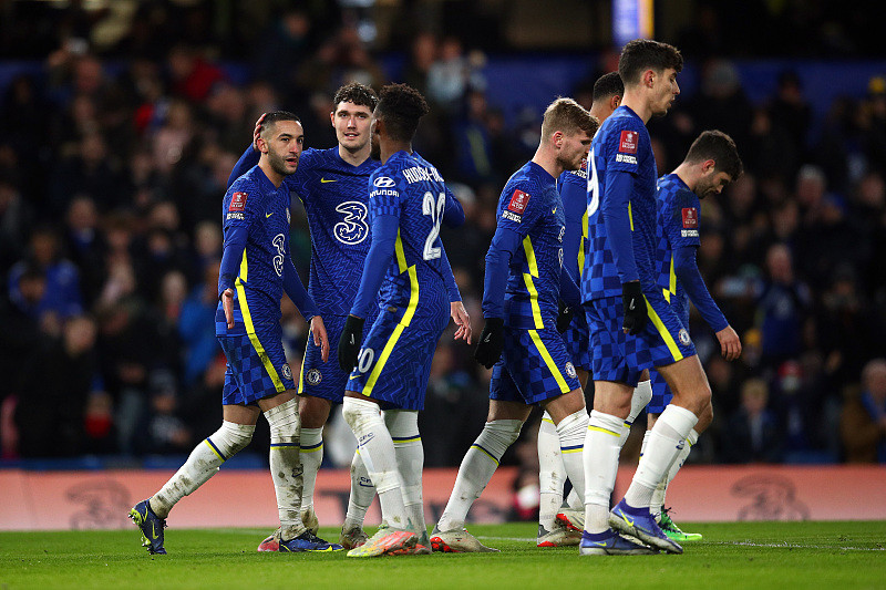 劳塔罗飞铲罗伯逊染黄，国米战利物浦上半场13分钟现争议（国米vs利物浦上半场第13分钟爆争议：劳塔罗飞铲罗伯逊被黄牌警告）