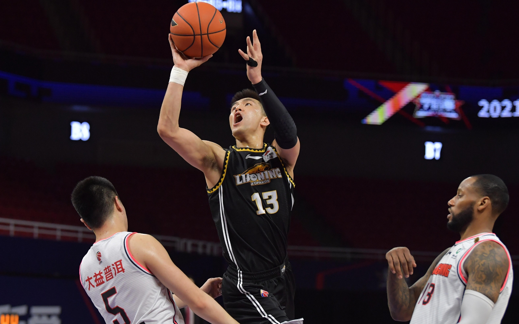 日职联战报：鹿岛鹿角主场2-1横滨水手，时隔9年再次夺冠（日职联快讯：鹿岛鹿角主场2比1力克横滨水手，九年后再度封王）